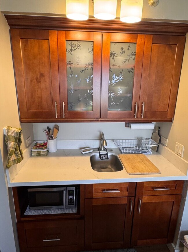 Building Photo - Fully Furnished Studio Unit in the Heart of Waikiki