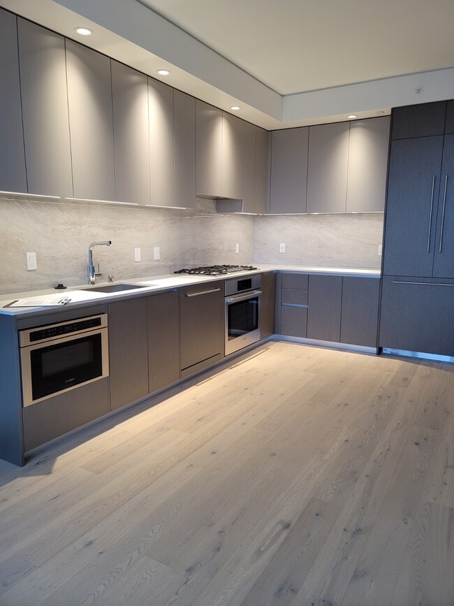 Building Photo - 2510 6th Ave