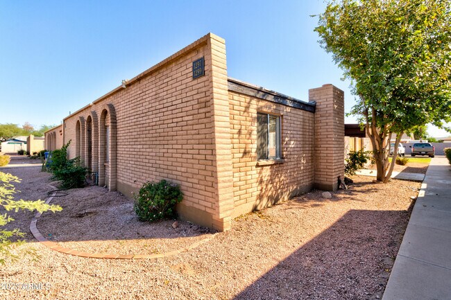 Building Photo - 1297 W 5th St