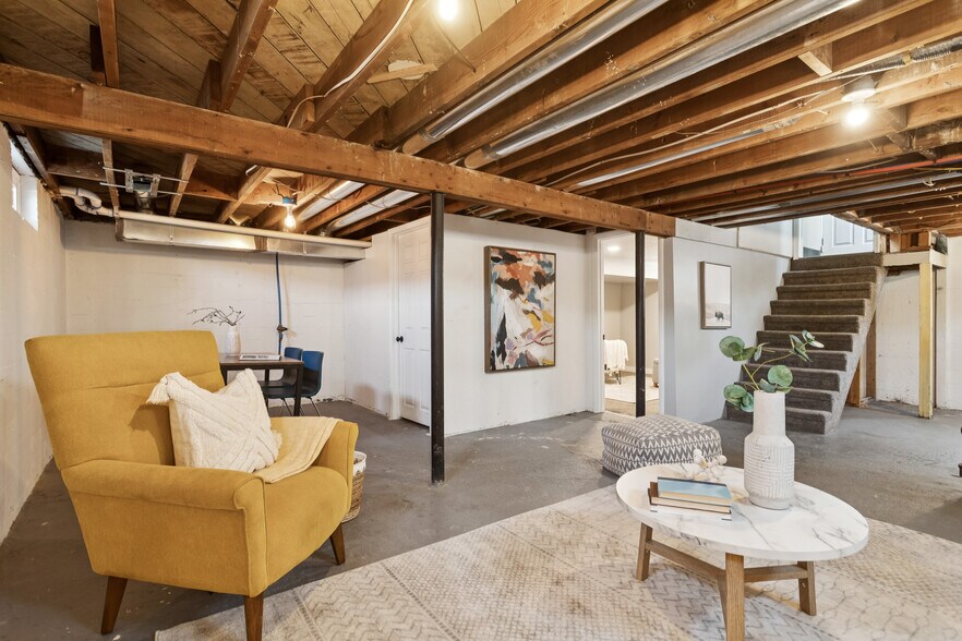 Building Photo - 983 N Poinsettia Dr