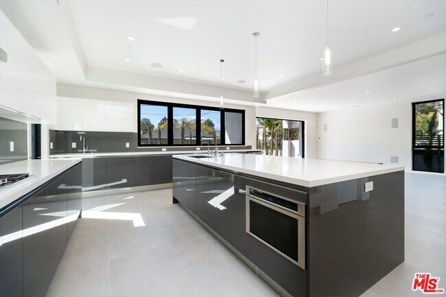 Building Photo - 159 S Bowling Green Way