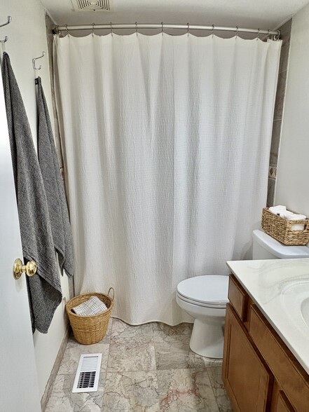 Building Photo - 6910 Carriage Hill Dr