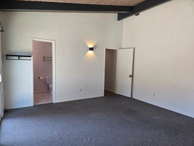 Building Photo - SDSU / College Area 6 bedrooms with 4 baths split-level home.
