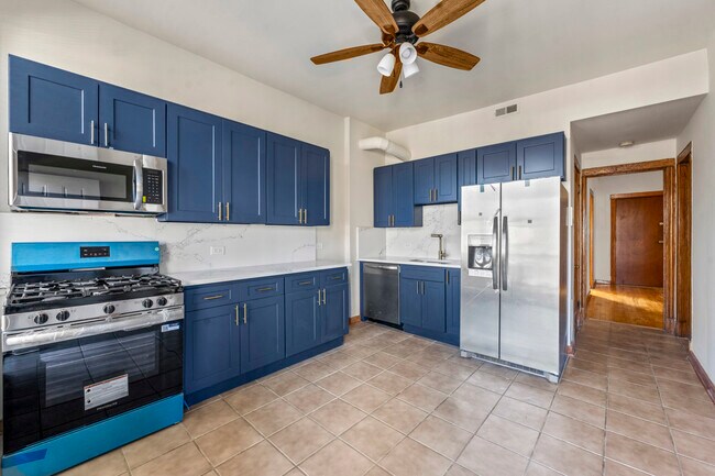 Building Photo - 2152 W Division St