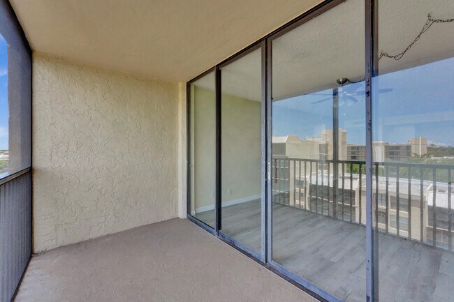 Building Photo - 12 Royal Palm Way