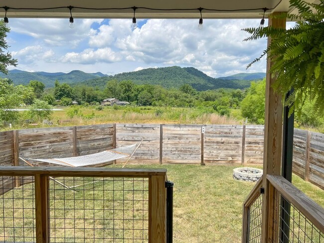 Building Photo - Gorgeous Swannanoa Rental!