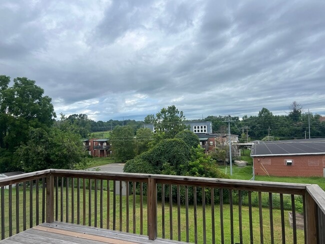 Building Photo - Beautiful home 3 minutes from ETSU!