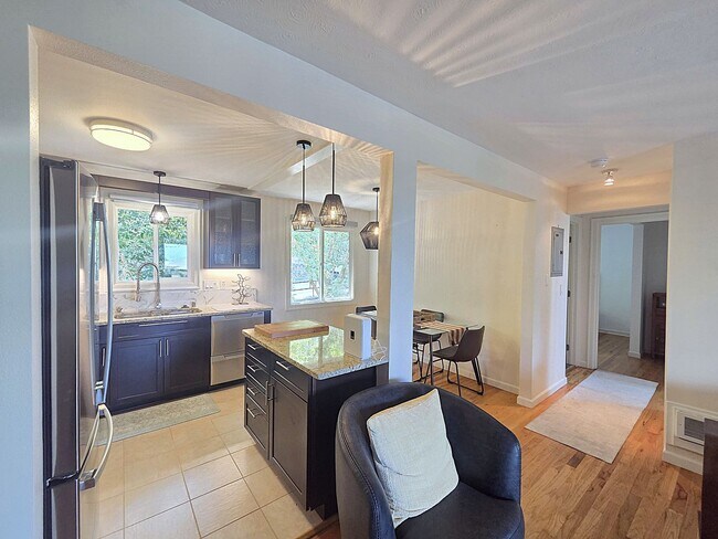 Building Photo - $1,950 - 2 Bed / 1 Bath Fully Furnished Condo in Secure Building in Rockwood/Manito Neighborhood