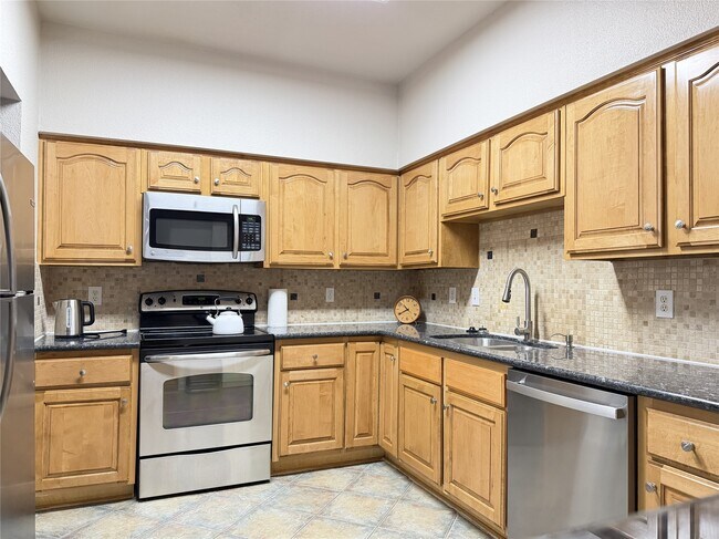 Building Photo - 2255 Braeswood Park Dr