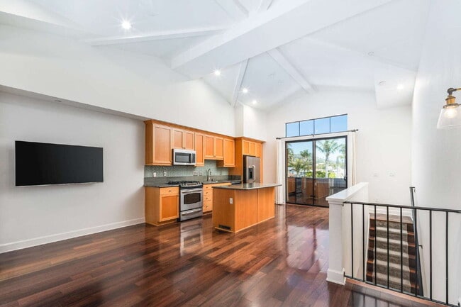 Building Photo - Enjoy the Live/Workspace Life Style Close ...