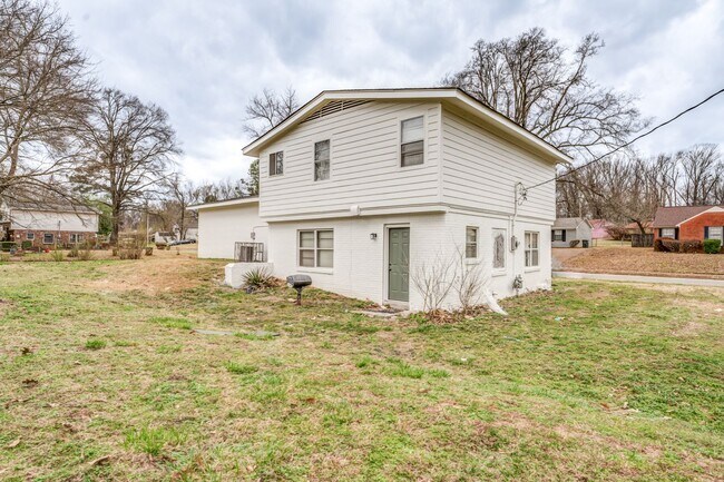 Building Photo - 3240 Debby St