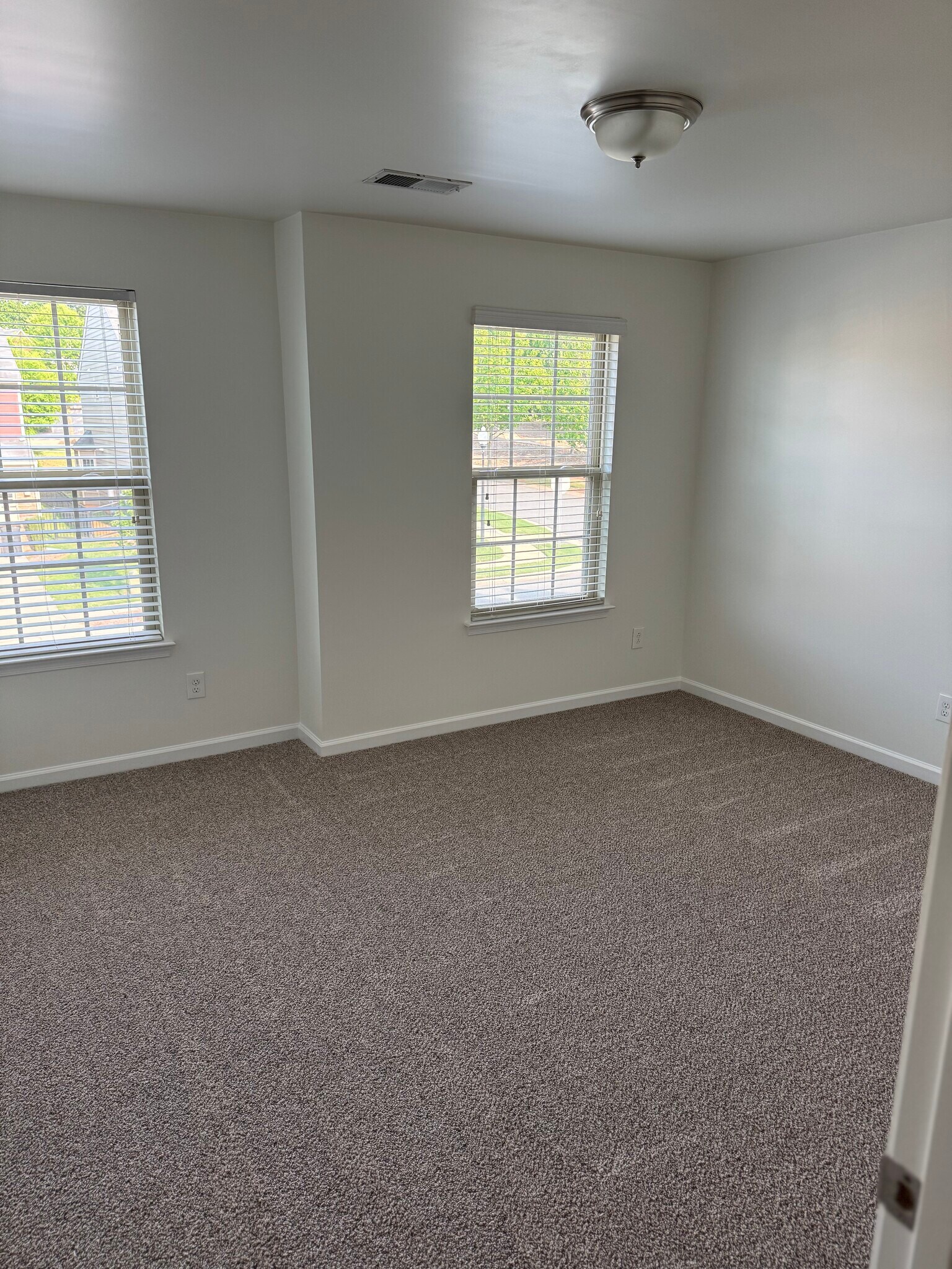 Building Photo - 1818 Fleetwood Dr