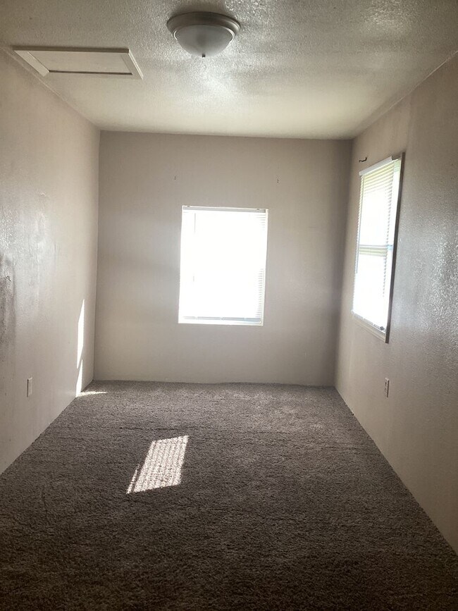 Building Photo - Country living close to town in Portales!