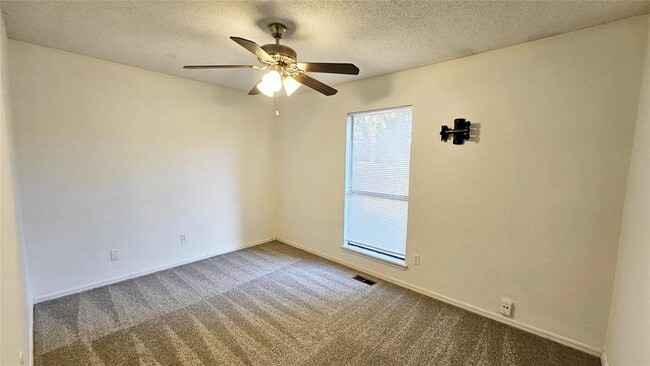 Building Photo - 211 Redbud St