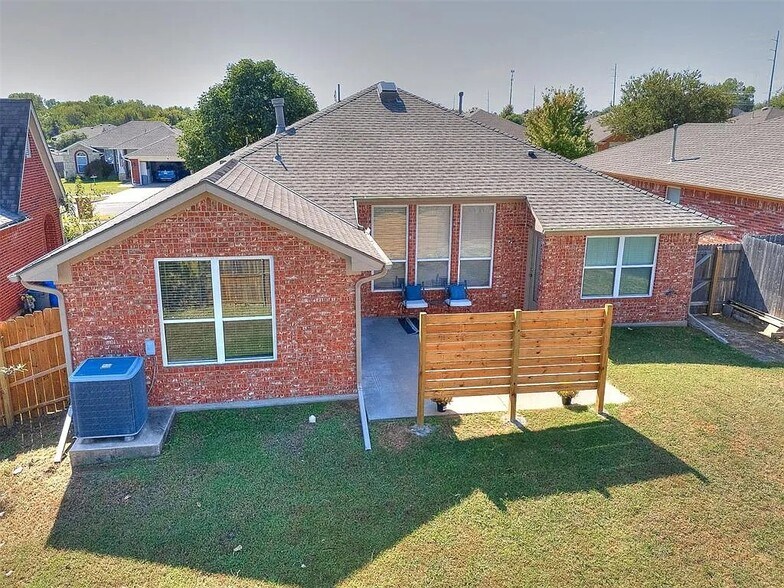 Building Photo - 2417 Arbor Dr