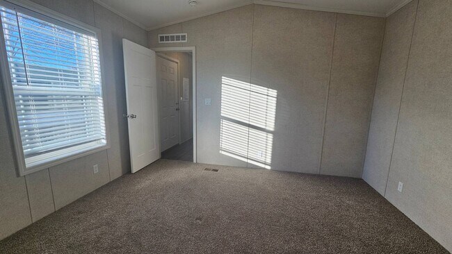 Building Photo - 2233 E Maywood St