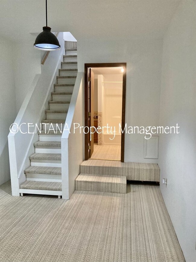 Building Photo - Large home with a huge yard on the West si...