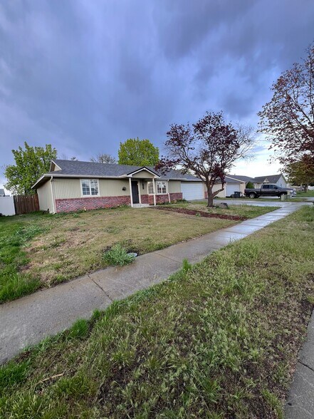 Building Photo - 12406 W 11th Ave