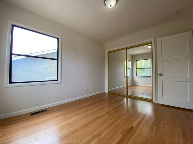 Building Photo - Renovated Single-Family Home on the Penins...