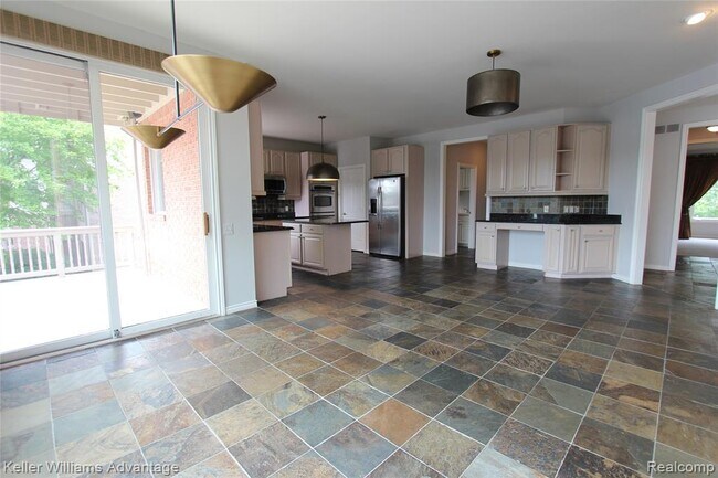 Building Photo - 18547 Clairmont Cir E
