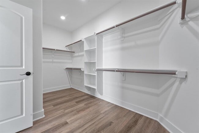 Building Photo - 855 S Victory Dr