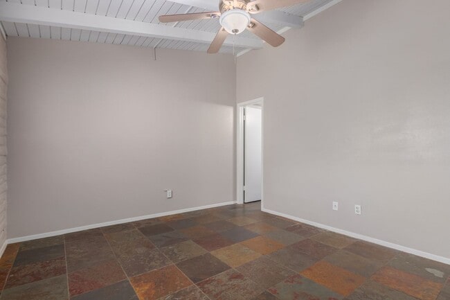 Building Photo - 2-Bedroom Condo in Citrus Acres Steps from...