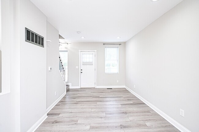 Building Photo - 2823 Ashland Ave