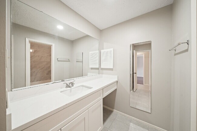 Building Photo - 16107 Grassy Creek Dr