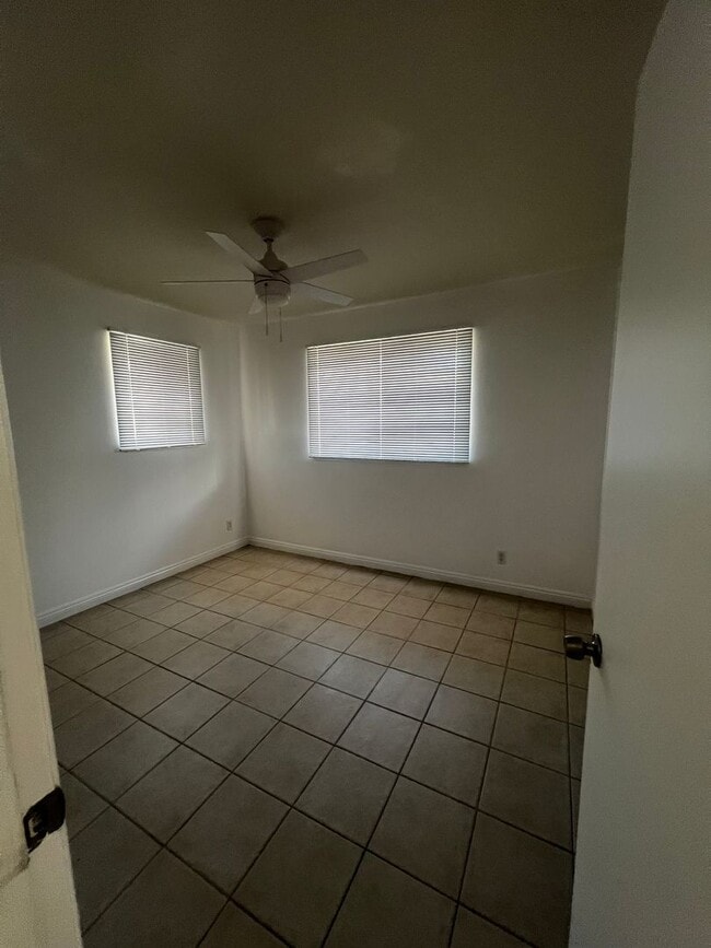 Building Photo - Highly Desired 2 bedroom, 1 bath, 2 parkin...