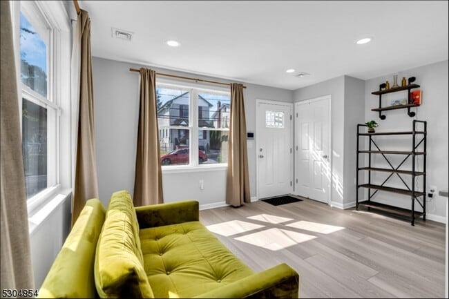 Primary Photo - 438 Brookside Ave
