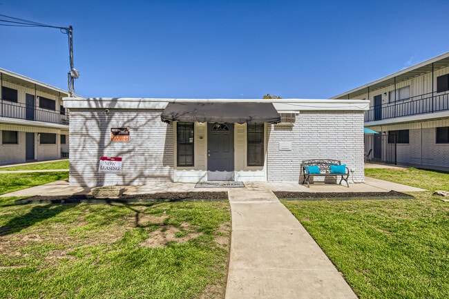 Building Photo - Mission Villas