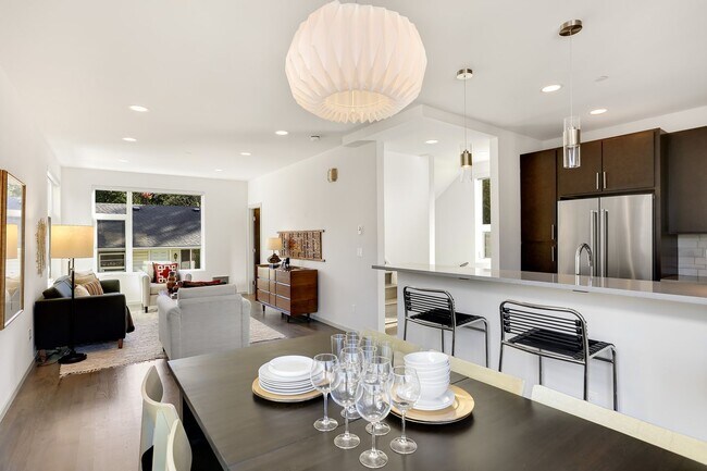Building Photo - Lovely Ravenna 3bdrm/2.5 bath detached townhome  with 2 parking spaces.  - Available 8/1