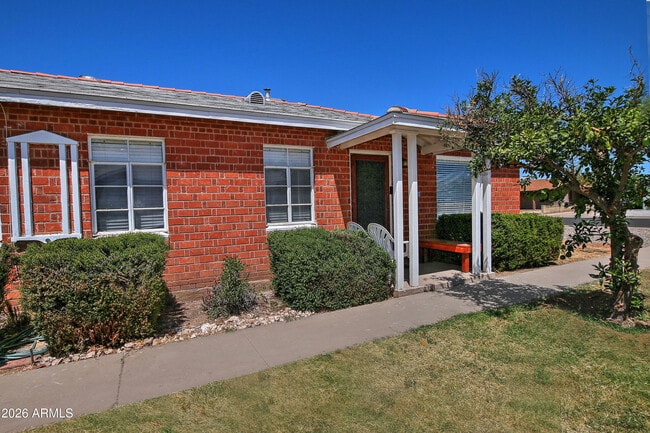 Building Photo - 1923 W Earll Dr