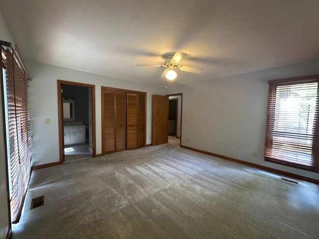 Building Photo - Carolina Lakes!!