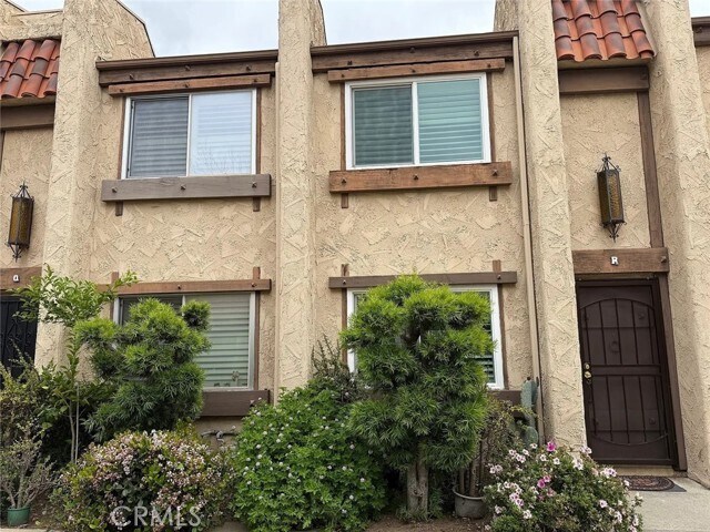 Building Photo - 327 E Live Oak St