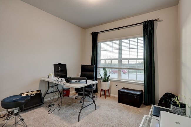 Building Photo - Warm & Spacious 3 Bed, 2 Bath Home with Fenced Backyard