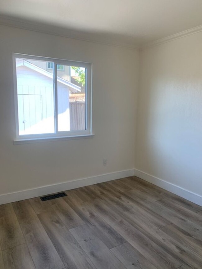 Building Photo - ~ Modern Single Level 4 Bedroom, 2 Bath Ho...