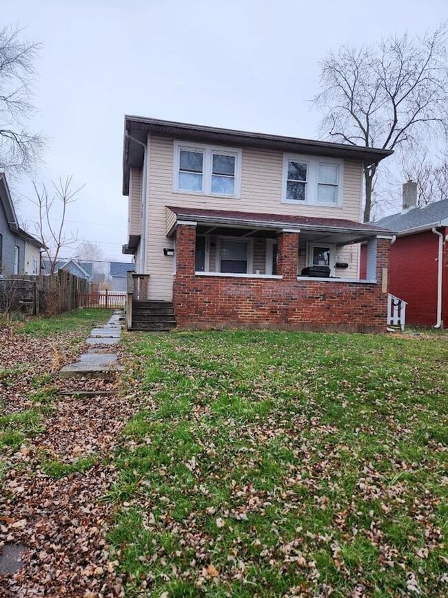 Building Photo - SOUTHSIDE TWO BEDROOM DUPLEX WITH LARGE BACK YARD