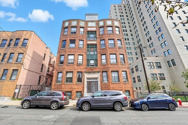 Building Photo - 134 CLIFTON Pl
