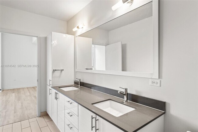 Building Photo - 999 SW 1st Ave