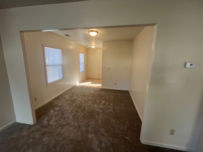 Building Photo - 2 Bedroom 1 Bathroom Single Family Home lo...