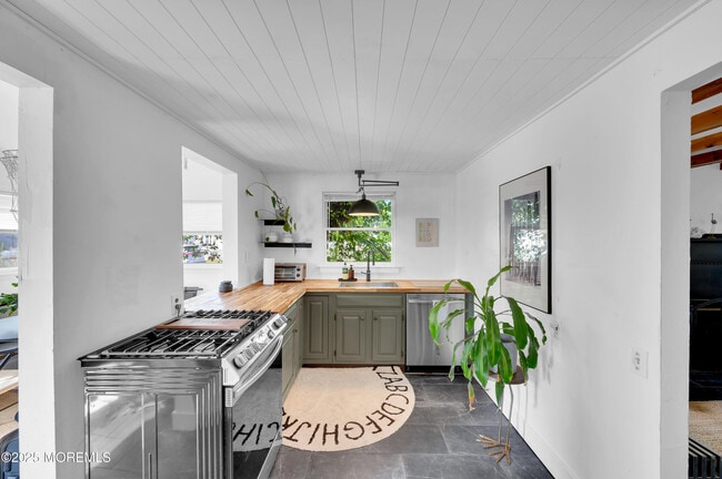 Building Photo - 638 Parkside Ave