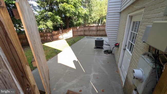 Building Photo - 5813 Shana Pl
