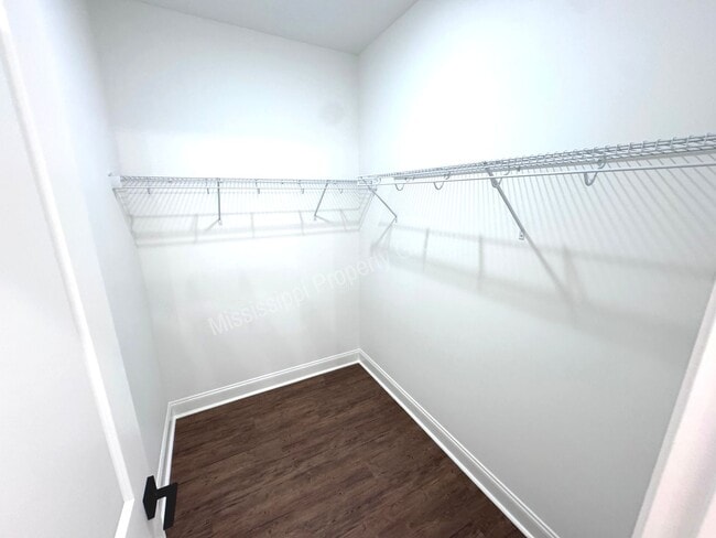 Building Photo - 3BR/3.5BA Stand Alone House in South Grove