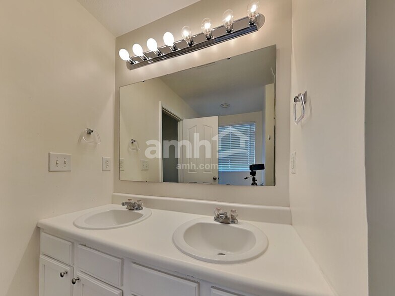 Building Photo - 7005 Sunman Rd