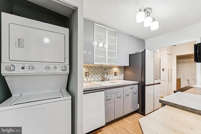 Building Photo - 5300 Columbia Pike