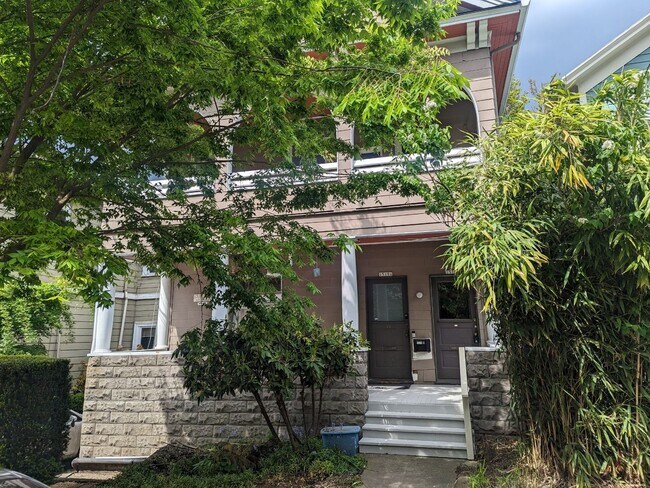 Building Photo - Charming Goose Hollow Home, Big, Spacious, and Bright!