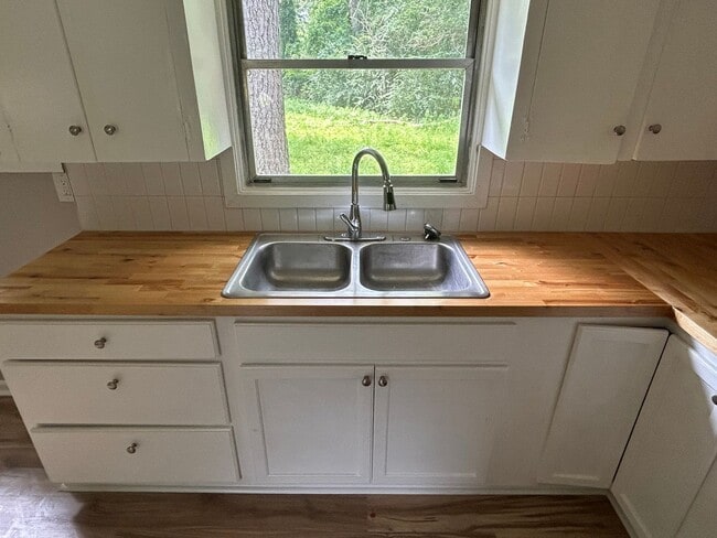 Building Photo - remodeled 3 bedroom 1 bath home for rent i...