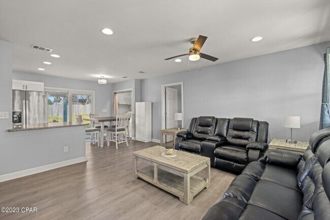 Building Photo - Recently Updated 4Bed/2Ba, Centrally Locat...