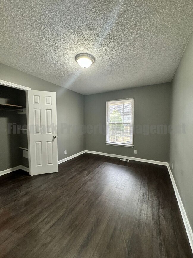 Building Photo - Newly Renovated 4 Bedroom 2 Bathroom